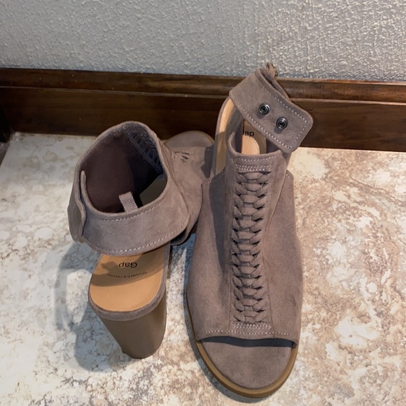 Taupe Suede Peep Toe Booties size 9 heels shoes - Picture 7 of 7